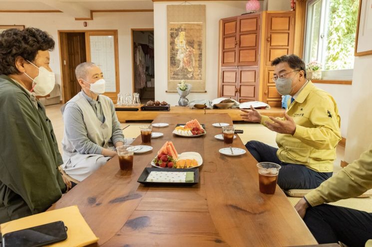 김선갑 광진구청장이 기원정사를 방문, 스님 등 관계자와 대화를 나누고 있다.