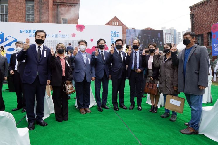  [포토]유덕열 동대문구청장 5.18 민중항쟁 41주년 서울행사 참석