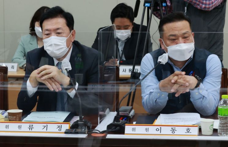 18일 세종시 정부세종청사 최저임금위원회 회의실에서 열린 2차 전원회의에서 근로자위원인 이동호 한국노총 사무총장(오른쪽)과 사용자위원인 한국경영자총협회 류기정 전무가 생각에 잠겨 있다.(이미지 출처=연합뉴스)