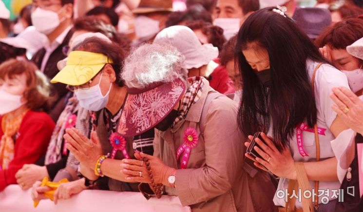 [포토] 봉축 법요식 참석한 불자들