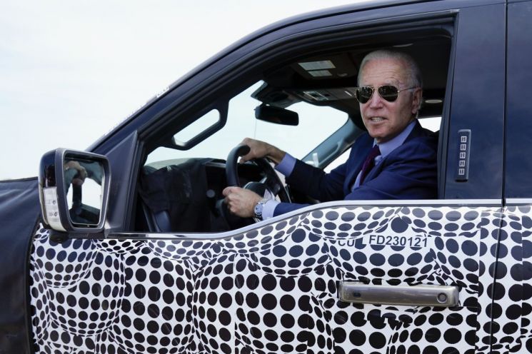 18일(현지시간) 포드 디어본공장을 들른 조 바이든 미국 대통령이 F-150 라이트닝을 시운전한 후 취재진 질문에 답하고 있다.<이미지출처:연합뉴스>