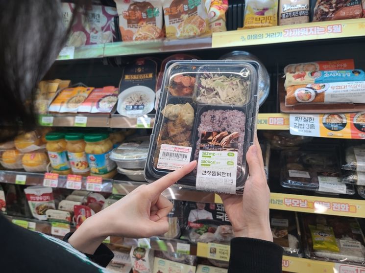 "도시락 부족해요" 불만에 … 편의점, 잇따라 신메뉴 강화