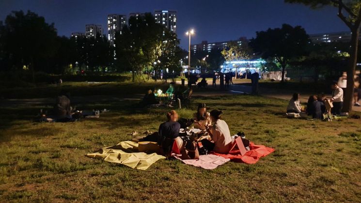 지난 18일 밤 11시께 서울 반포한강공원에서 나들이객들이 음주를 즐기고 있다.