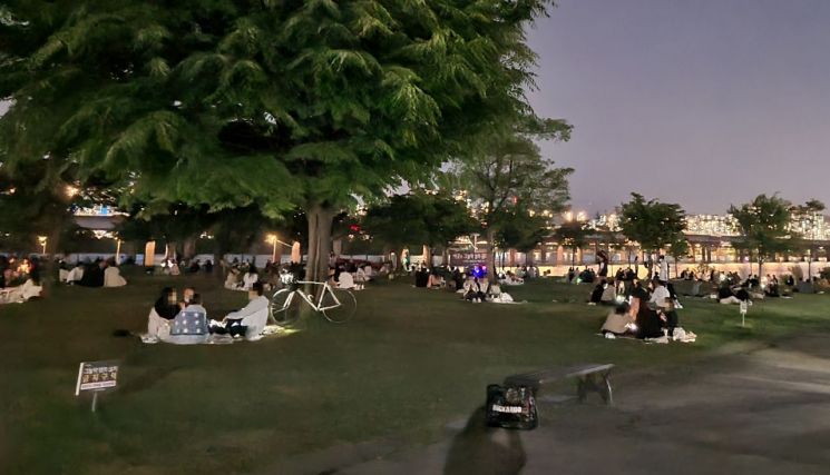 지난 18일 밤 서울 여의도한강공원 잔디밭에서 나들이객 수백명이 돗자리를 깔고 음주를 즐기고 있다.