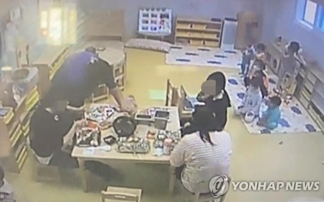 인천 서구의 한 어린이집 보육교사들이 고기를 구워 먹는 모습. 아이들은 매트 위에 앉아서 노트북으로 영상을 보고 있다. 이 보육교사들은 원생 10명을 학대한 혐의를 받고 있다./사진=연합뉴스