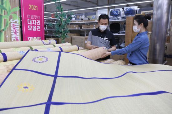 [포토] 롯데百 광주, 시원한 대자리 인기