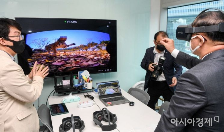 홍남기 경제부총리 겸 기획재정부 장관(오른쪽)이 20일 서울 마포구 벤타브이알을 방문해 VR 체험을 하는 모습./강진형 기자aymsdream@
