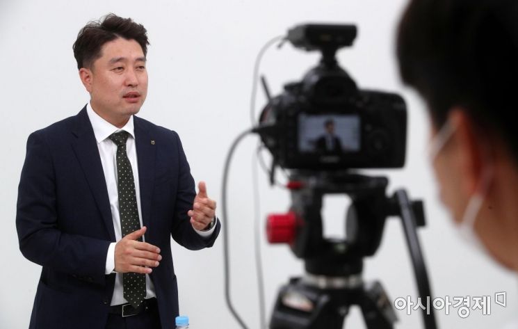 20일 서울 중구 아시아경제 사옥에서 온라인 생중계으로 진행된 '2021 아시아경제 IPR포럼'에서 김동중 NH농협리츠운용 부장이 '리츠, 커피 한 잔 값으로 부동산 투자'를 주제로 강연하고 있다./김현민 기자 kimhyun81@