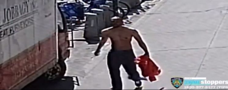 지난 18일(현지시간) 미국 뉴욕시에서 아시아계 미국인을 폭행한 뒤 현장에서 벗어나고 있는 신원미상의 용의자. / 사진=인터넷 홈페이지 캡처