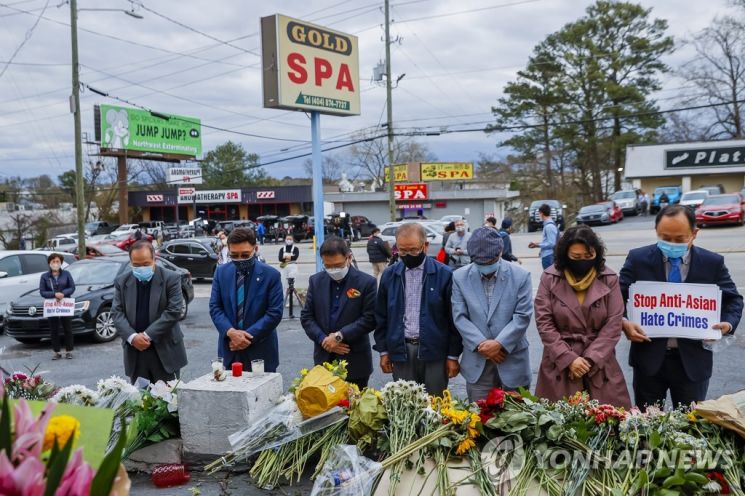 애틀랜타한인회 회원들이 미국 조지아주 애틀랜타 총격사건이 벌어진 골드스파를 찾아 희생자들을 애도하고 있다. / 사진=연합뉴스