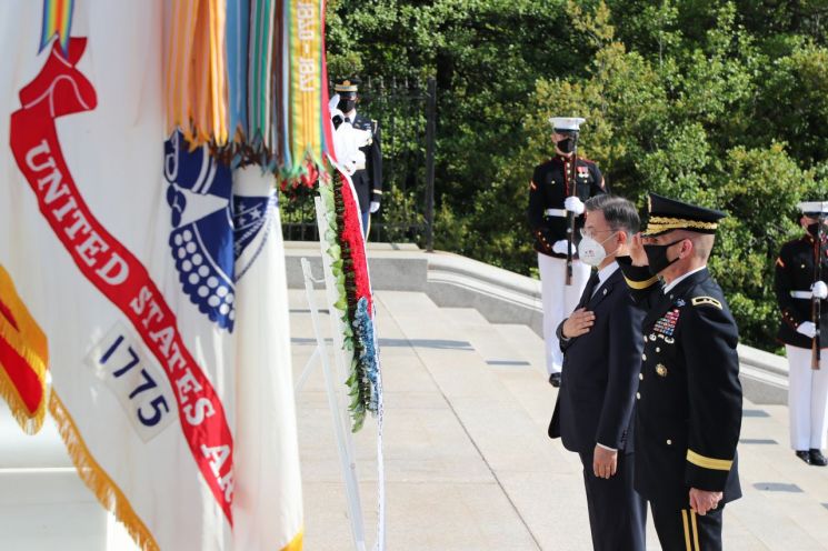 文 대통령, '한미동맹 상징' 알링턴 국립묘지 방문…무명용사 묘에 헌화