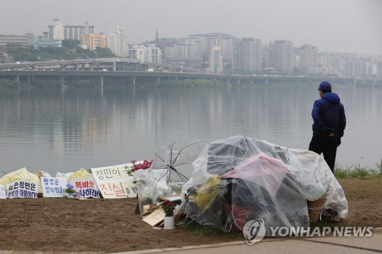 서울 반포 한강공원에 마련된 고(故) 손정민씨 추모공간./사진=연합뉴스