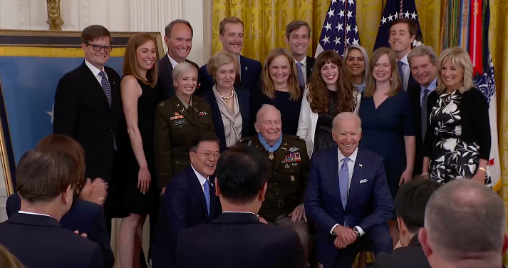'北 대신 中' 바이든, 한국전 영웅 훈장수여 묘수