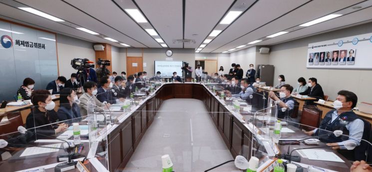 최저임금법 1조 해석차…"사업주 역량 고려"vs"논의대상 아냐"