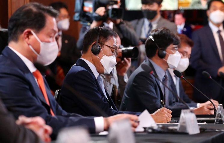 21일 오전(현지시간) 워싱턴 미상무부에서 열린 한·미 비즈니스 라운드 테이블 행사에 참석한 김기남 삼성전자 부회장(사진 가운데)/사진=연합뉴스