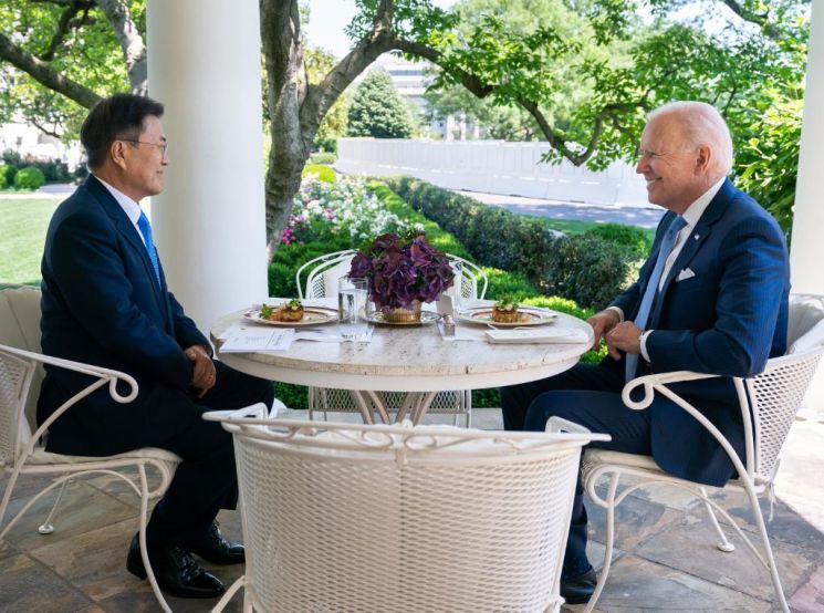 21일(현지시간) 문재인 대통령과 조 바이든 미국 대통령이 단독 회담을 가지고 있다. 사진=바이든 대통령 사회관계망서비스(SNS)