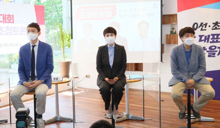 국민의힘 당 대표에 도전하는 김웅(왼쪽 부터), 김은혜 초선 의원과 이준석 전 최고위원이 22일 서울 여의도 정치카페 '하우스'에서 열린 신인 당대표 출마자 초청 토론회에서 토론 시작을 기다리고 있다.  2021.5.22 [이미지출처=연합뉴스]