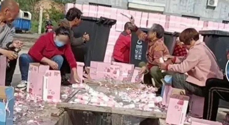 사람들이 모여 앉아 중국의 한 우유 회사에서 '청춘유니3'와 협업한 우유 제품 포장을 뜯고 있다. [사진=웨이보 캡처]