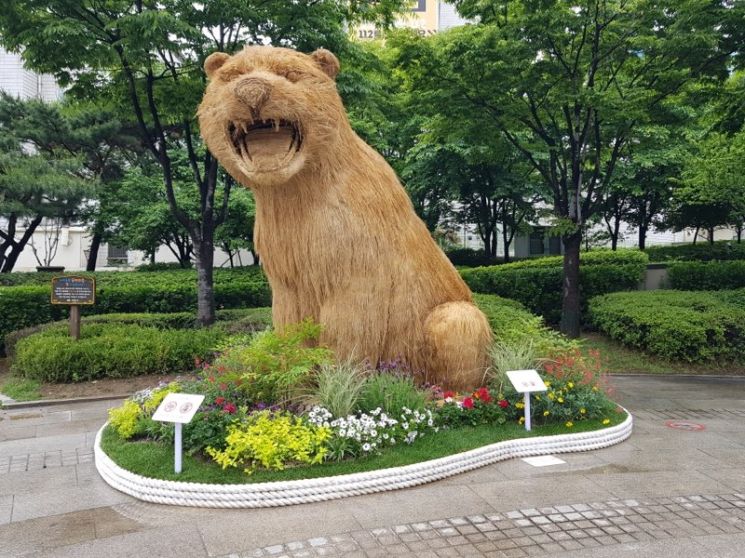 왕십리 광장에 설치된 볏짚 조형물 호랑이