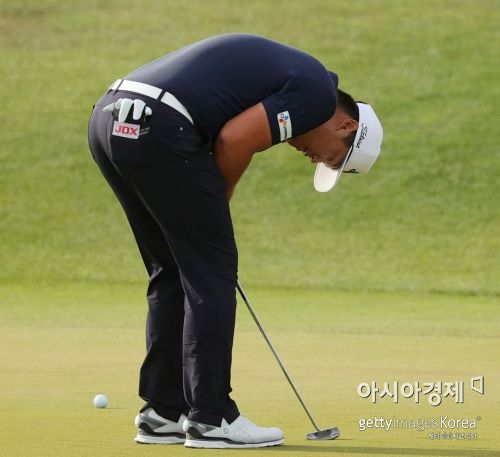 임성재가 PGA챔피언십 셋째날 17번홀에서 파 퍼트를 놓친 뒤 아쉬워하고 있다. 키아와아일랜드(美 사우스캐롤라이나주)=Getty images/멀티비츠
