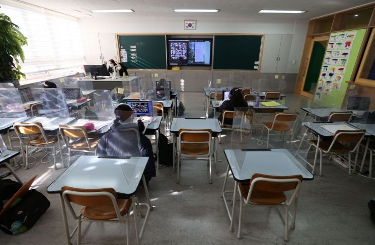 In an elementary school in Seoul, in-person and remote classes are being conducted simultaneously. <br>[Image source=Yonhap News]