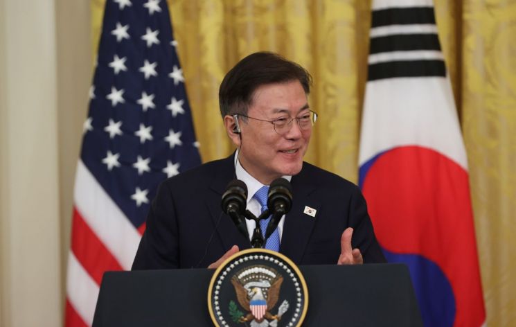 문재인 대통령이 조 바이든 미국 대통령과 지난 21일 오후(현지시간) 백악관에서 정상회담 후 공동기자회견을 하고 있다. [이미지출처=연합뉴스]