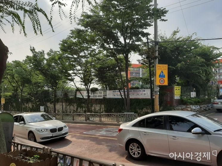 지난해 경기도 한 초등학교 앞 스쿨존에서 승용차 2대가 서행하고 있다. / 사진=임주형 기자 skepped@