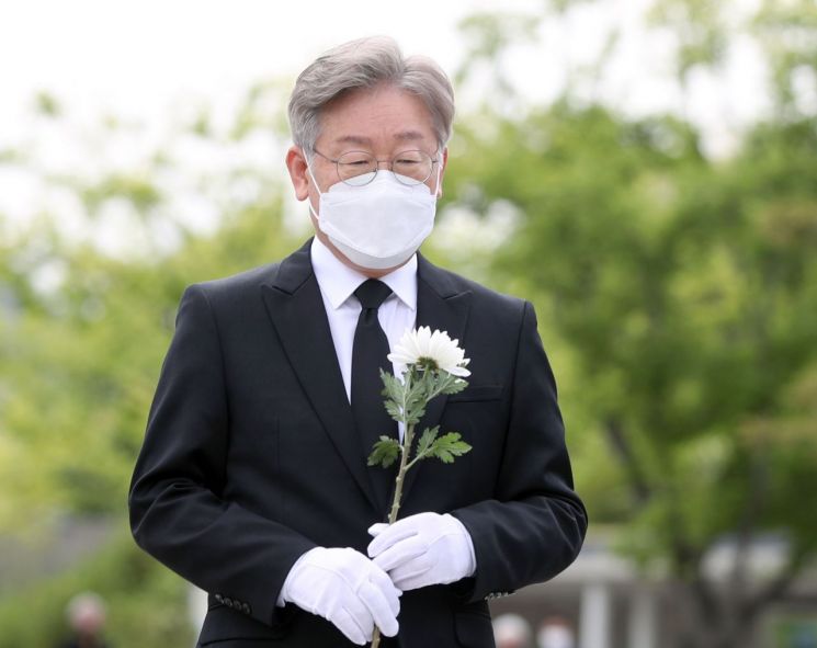 이재명 경기도지사가 지난 6일 오후 경남 김해시 진영읍 봉하마을 노무현 전 대통령 묘역을 참배하고 있다. / 사진=연합뉴스
