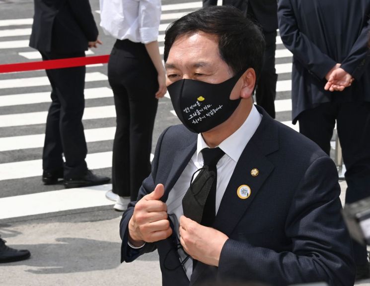 김기현 국민의힘 대표 권한대행 겸 원내대표가 23일 오후 경남 김해시 진영읍 봉하마을에서 엄수한 '노무현 전 대통령 서거 12주기 추도식'에 참석하고 있다. / 사진=연합뉴스