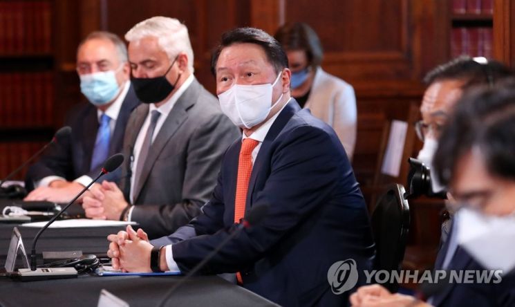 문재인 대통령이 참석한 가운데 21일 오전(현지시간) 미국 워싱턴 상무부에서 열린 한미 비즈니스 라운드 테이블 행사에 최태원 SK 회장이 참석하고 있다 사진제공=연합뉴스