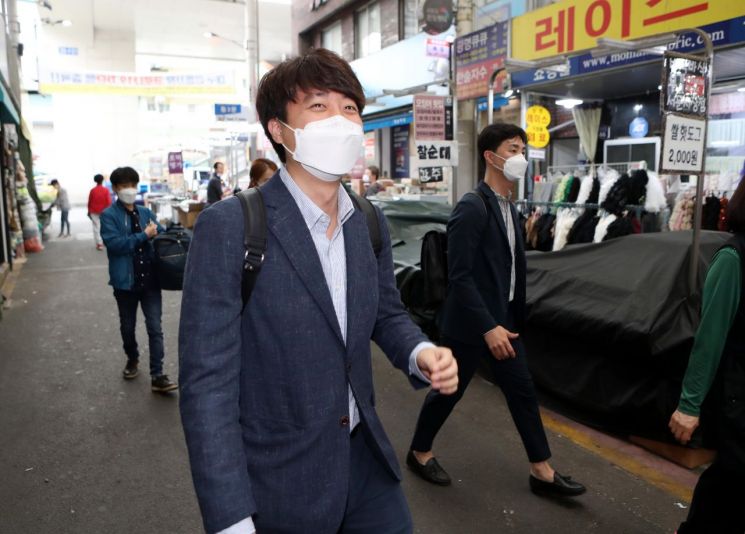 국민의힘 당권에 도전하는 이준석 전 최고위원이 24일 오전 대구 중구 서문시장을 찾아 상인에게 인사말을 건네고 있다. [이미지출처=연합뉴스]