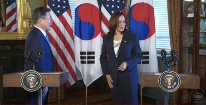 ▲미국 네티즌 사이에서 논란이 되고 있는 카멀라 해리스 미국 부통령(오른쪽)이 문 대통령과 악수 후 손을 자켓에 대는 장면. [출처=백악관 유튜브 캡처]