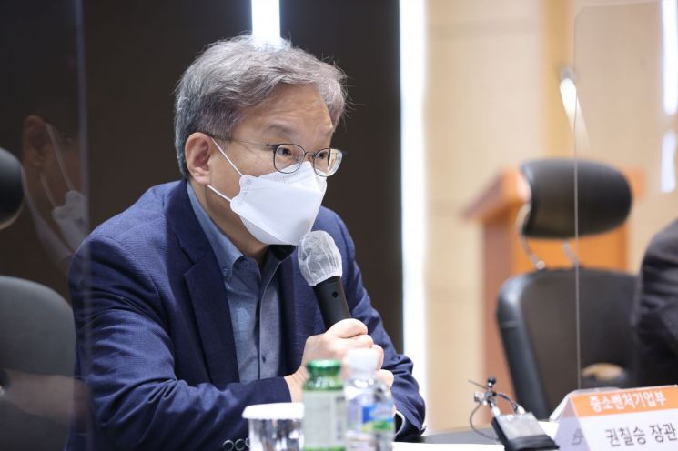 권칠승 중소벤처기업부 장관이 지난 5월 경기 화성 소재 (주)에버켐텍에서 열린 '소재·부품·장비 강소기업 100 간담회'에 참석해 인사말을 하고 있다. [사진제공=연합뉴스]