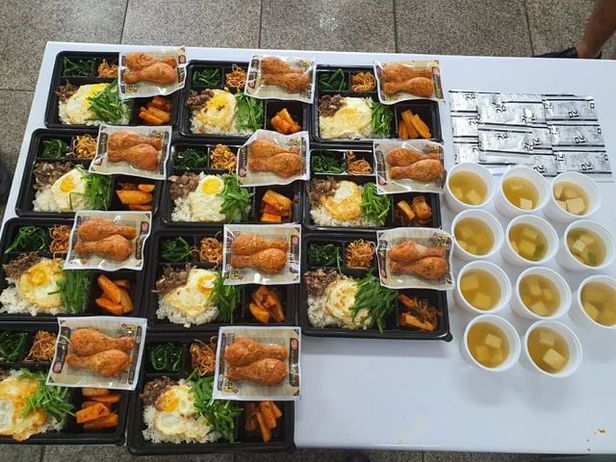 푸짐한 반찬에 후식까지…부실급식 논란 속 돋보인 '해병대 모범 급식'
