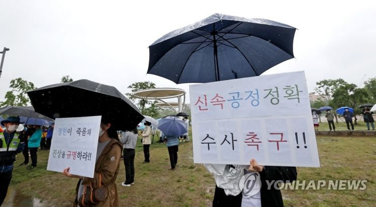 지난 16일 오후 서울 반포한강공원 수상택시 승강장 인근에서 열린 '고 손정민 군을 위한 평화집회'에서 참가자들이 신속한 수사를 촉구하며 구호를 외치고 있다. / 사진=연합뉴스