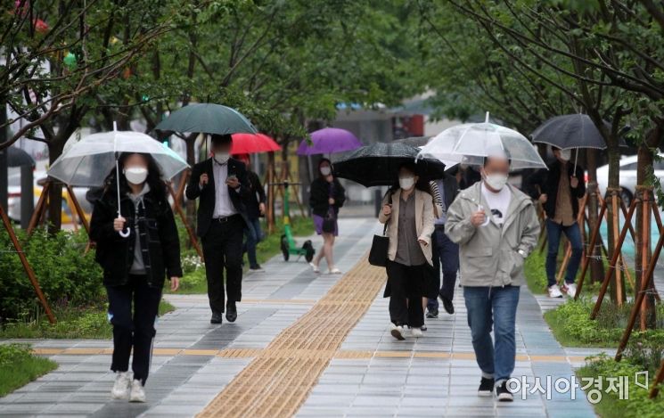 전국 곳곳이 황사의 영향으로 미세먼지 '나쁨' 이상에 비까지 내린 25일 서울 광화문 일대 거리에서 출근길 시민들이 우산을 쓴 채 발걸음을 재촉하고 있다. 황사는 내리는 비가 오후부터 그치면서 점차 해소되고 맑아지겠다./김현민 기자 kimhyun81@