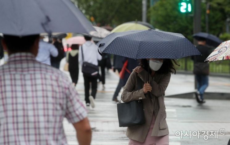 전국 곳곳이 황사의 영향으로 미세먼지 '나쁨' 이상에 비까지 내린 25일 서울 광화문 일대 거리에서 출근길 시민들이 우산을 쓴 채 발걸음을 재촉하고 있다. 황사는 내리는 비가 오후부터 그치면서 점차 해소되고 맑아지겠다./김현민 기자 kimhyun81@