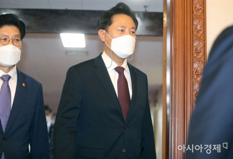 오세훈 서울시장이 25일 서울 종로구 정부서울청사에서 열린 국무회의에 참석하고 있다./김현민 기자 kimhyun81@