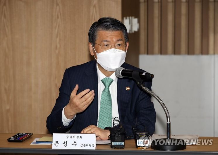 은성수 금융위원장은 최근 "가상화폐 투자자를 정부가 다 보호할 수 없다"고 언급했다가 일부 2030 투자자들로부터 거센 비판을 받았다. / 사진=연합뉴스