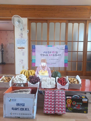 강진노인맞춤돌봄센터 생활지원사가 어르신 가정에 방문해 5월 대상자 생신상 차려드리기를 실시했다. (사진=강진군 제공)