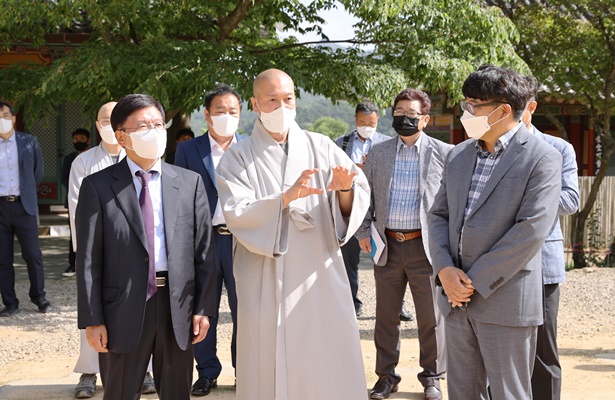 (좌측)김현모 문화재청장이 강진군 성전면의 무위사를 방문했다. (사진=강진군 제공)