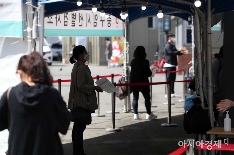 코로나19 확산세가 이어지고 있는 25일 서울역 광장에 마련된 임시 선별검사소에서 시민들이 검사를 받고 있다. /문호남 기자 munonam@