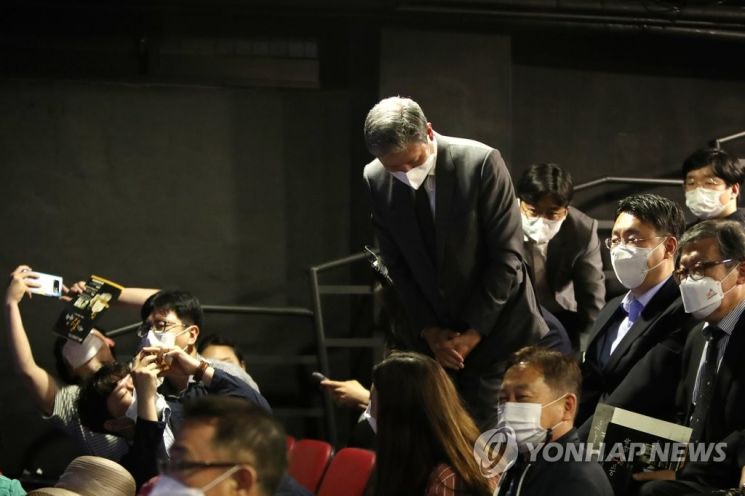 노태우 전 대통령의 아들 노재헌 씨가 25일 광주 동구 광주아트홀에서 5·18 민주화운동을 다룬 연극 '애꾸눈 광대' 관람을 마친 뒤 객석 일부에서 나오는 비판에 고개를 숙이고 있다. [이미지출처=연합뉴스]