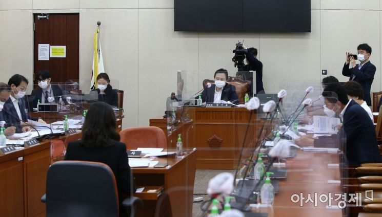 강기윤 국회 보건복지위 소위원장이 26일 국회에서 수술실 영상정보처리기기 설치 관련 의료법 일부개정법률안에 대한 공청회를 주재하고 있다./윤동주 기자 doso7@