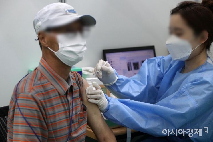 지난 26일 서울 동대문구 예방접종센터에서 어르신들이 코로나19 백신 접종을 하고 있다. /김현민 기자 kimhyun81@