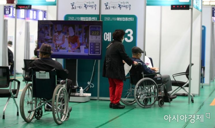 정부가 코로나19 백신 접종률을 끌어올리기 위해 '백신 접종자 인센티브' 제공 방안을 발표한 26일 서울 동대문구 예방접종센터에서 어르신들이 코로나19 백신 접종을 위해 대기하고 있다. 코로나19 백신 1회 접종을 마친 사람은 다음달 1일부터 직계가족모임 인원제한(현재 8명)에서 제외된다. 7월부터는 공원·등산로 등 야외에서 마스크를 벗을 수 있고 식당·카페·결혼식장 등 실내외 다중이용시설과 종교기관 출입, 사적 모임 때 정해진 인원 제한에서도 제외된다./김현민 기자 kimhyun81@