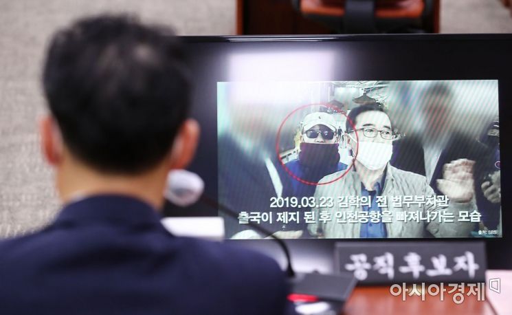 김오수 검찰총장 후보자가 26일 국회에서 열린 인사청문회에 출석, 박성준 더불어민주당 의원의 '김학의 전 법무부 차관 불법 출국금지'와 관련한 자료를 보고 있다./윤동주 기자 doso7@