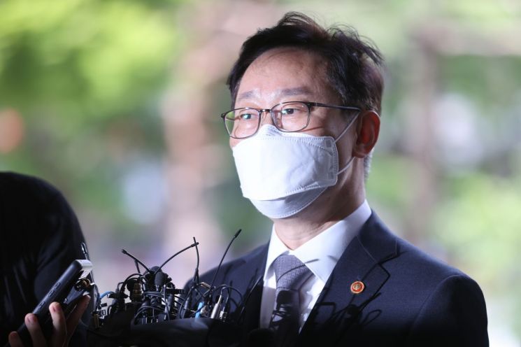 [속보]박범계, 국회 패스트트랙 재판 출석…"장관으로써 민망"