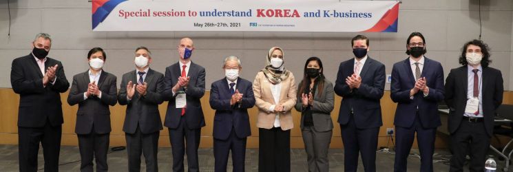 권태신 전경련 부회장(왼쪽 다섯번째)을 비롯한 참석자들이 26일 전경련회관 컨퍼런스센터에서 주한 외교관을 대상으로 열린 '한국과 K-비즈니스에 대한 특별교육'에서 기념촬영하고 있다.[사진제공=전경련]