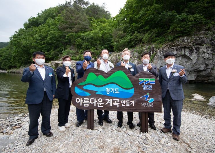 이재명 경기도지사(오른쪽 세번째)가 가평군 청정계곡을 찾아 관계자들과 기념사진을 찍고 있다.